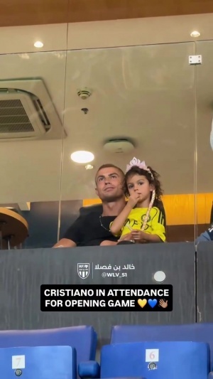 沙特联首轮未出场，C罗在包厢抱着女儿观战